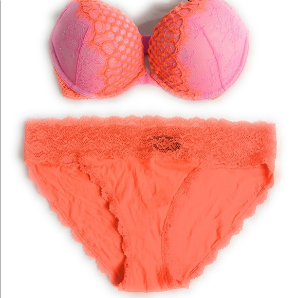 Victoria’s Secret 32D medium bombshell bra set